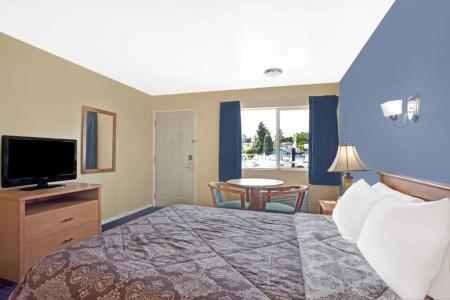 Days Inn by Wyndham North of Downtown - 15