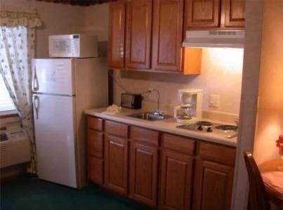 Townhouse Inn & Suites - 11