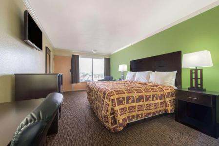 Red Roof Inn West - 2