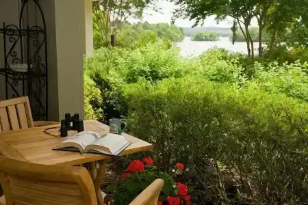 Lookout Point Lakeside Inn - 111