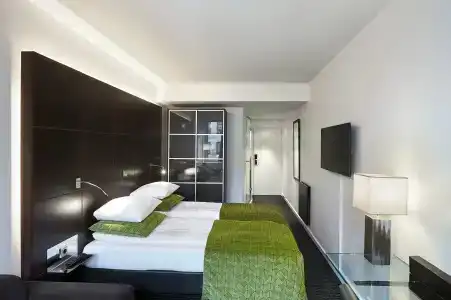 The Square - 15