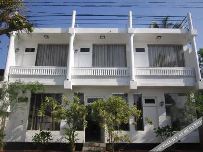 White Surfing Beach Resort - 0