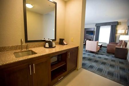 Hampton Inn & Suites Airport - 61