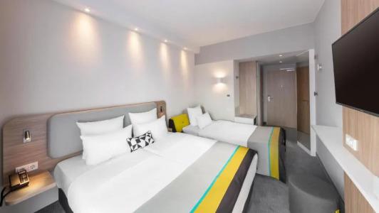 Holiday Inn Express - 43
