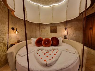 Elysion Cave Suites - 2