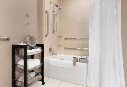 DoubleTree by Hilton Airport - 6