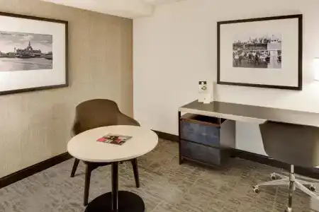 DoubleTree by Hilton & Suites - 43