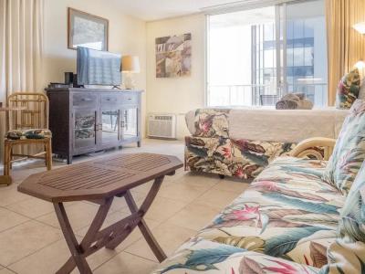 Tropical Studios At Marine Surf Waikiki - Free Parking - Best Location - Full Kitchen - Swimming Pool - 185