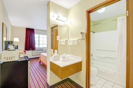 Super 8 by Wyndham San Antonio/Fiesta - 7