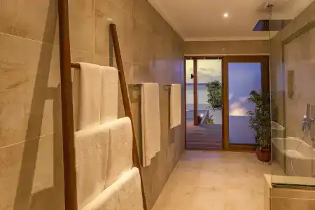 Hurawalhi Island Resort - 4