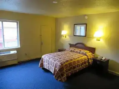 Budgetel Inn and Suites - - 4