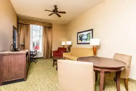 Hilton Garden Inn - 4