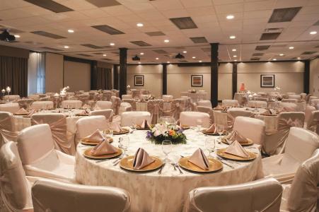 Embassy Suites - 16