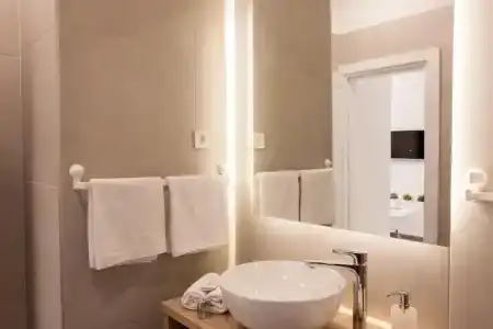 Tesla Boutique  & Rooms - 102