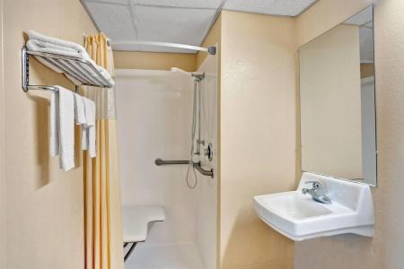 Days Inn by Wyndham Airport Fair and Expo Center - 7