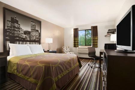 Super 8 by Wyndham Portland Airport - 10