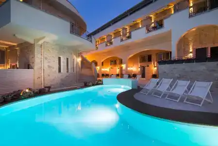 Neikos Mediterraneo Luxury Suites - 17
