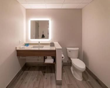 Holiday Inn Express & Suites Beach Beachfront by IHG - 45