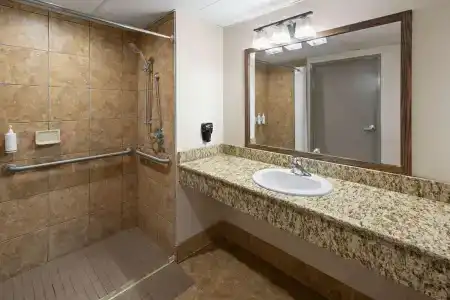 Days Inn & Suites by Wyndham - 8