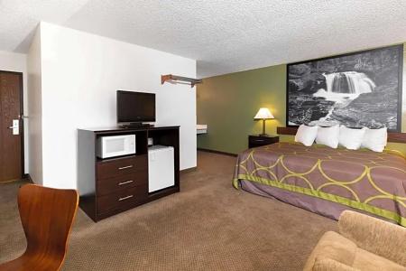 Super 8 by Wyndham/Brooks Street - 17