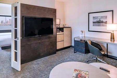 DoubleTree by Hilton & Suites - 67