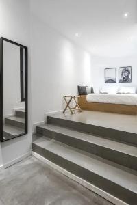 Melo Athens - 95
