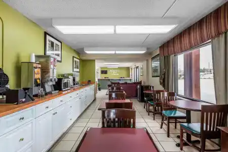Rodeway Inn - 18