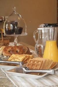 Hillwinds Inn - - 9
