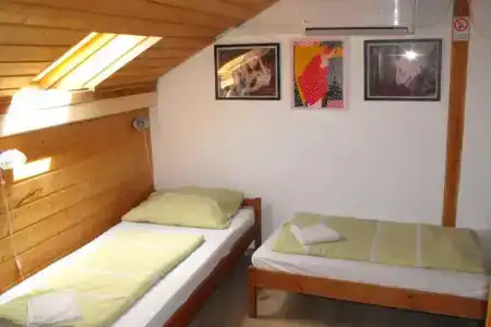 Hungaria Guesthouse - 16