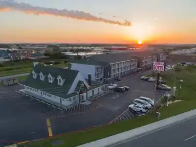 The Crossroads and Suites - 17