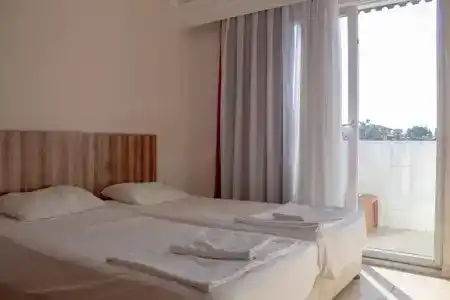 ÜnSide Apart - 17