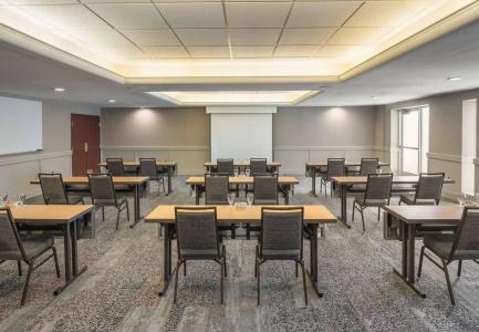 Courtyard by Marriott Portland North - 13