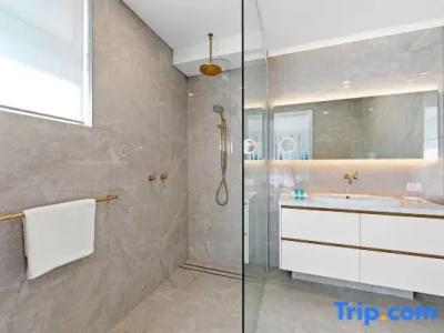 Burleigh Beach Tower - 255