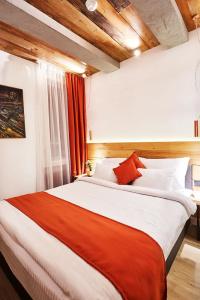 One Luxury Suites - 37