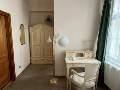 U Cervene zidle - Red Chair - 17