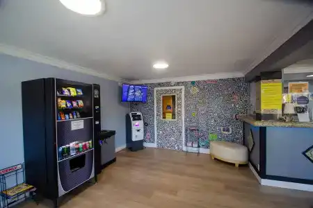 Super 8 by Wyndham Las Vegas North Strip/Fremont St. Area - 9