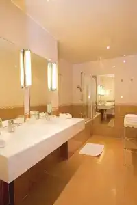 Hôtel Le Royal Promenade des Anglais - 83