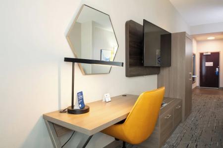 Holiday Inn Express & Suites West - 35