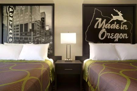 Super 8 by Wyndham Portland Airport - 2