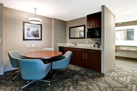 Hampton Inn & Suites by Hilton-Airport - 73
