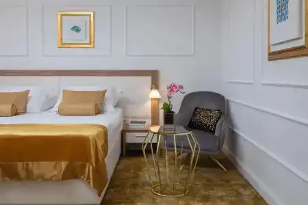 Corner - 4