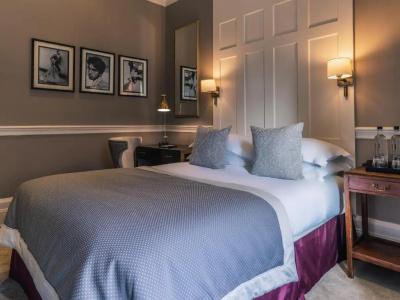 11 Cadogan Gardens & - 54