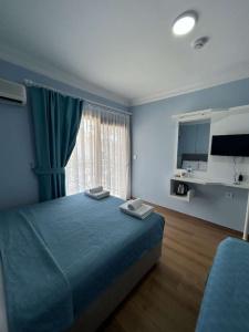 Boutique Marquis Blue - 28