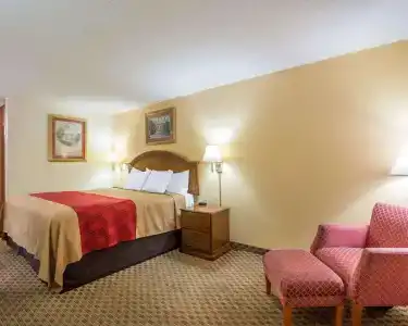 Econo Inn & Suites - 3