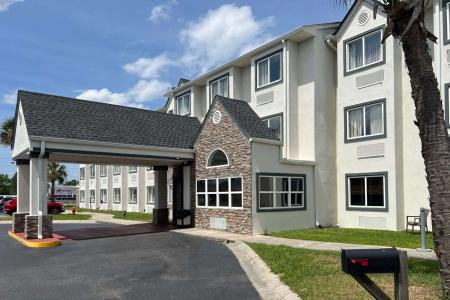 Quality Inn & Suites - - 17
