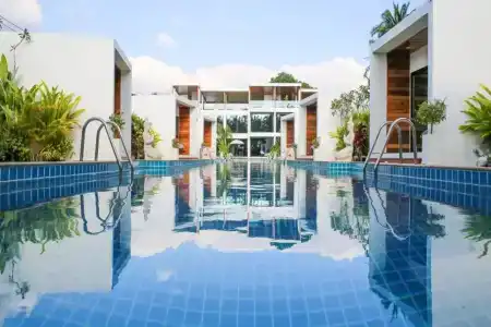 Zee Luxury Boutique - 4