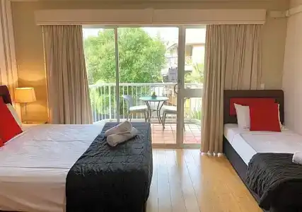Outrigger Burleigh - 105