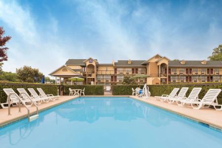 Baymont by Wyndham Pigeon Forge - 8