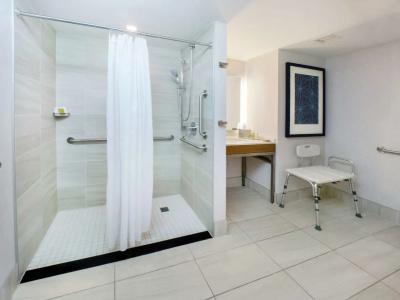 DoubleTree by Hilton New York - 8