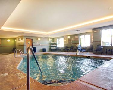 Comfort Suites West - 17